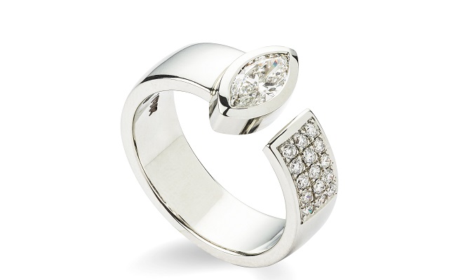 Marquis-shaped diamond ring in 19k white gold, with pavé detail