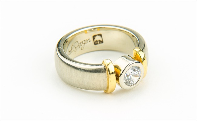 Two-tone solitaire ring in 18k yellow gold and 19k white gold