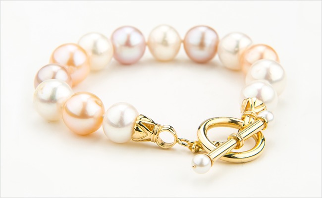 Toggle bracelet made from Japanese Kasumiga freshwater pearls, in soft pastel tones