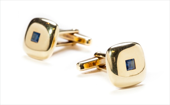 Yellow gold cufflinks with princess-cut blue sapphires
