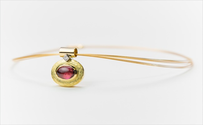 Hammered 18k yellow gold pendant, set with a pink tourmaline cabochon and a princess-cut diamond