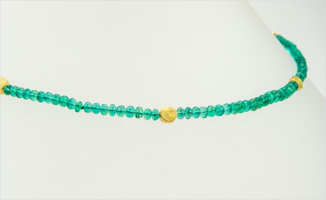 Emerald strand with 18k yellow gold beads and clasp