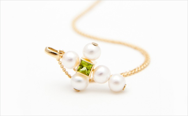 Freshwater pearl cross pendant, with peridot centre stone