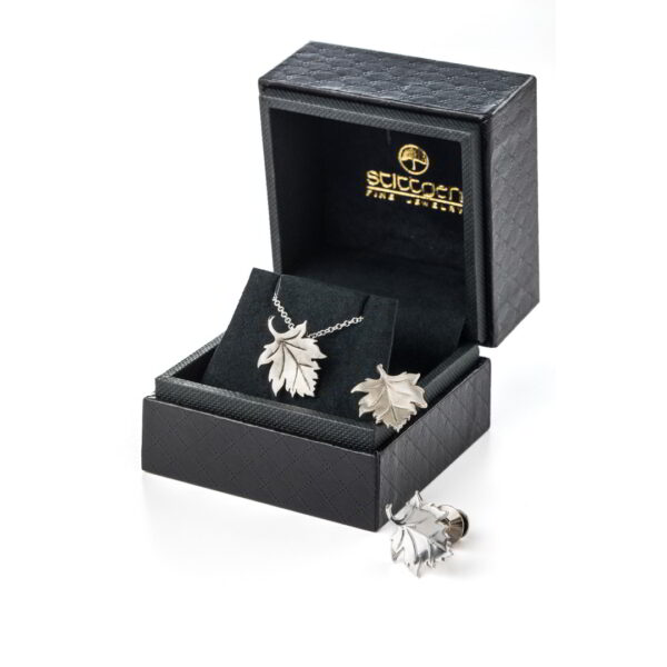 Maple Leaf Pendant/Pin by Stittgen